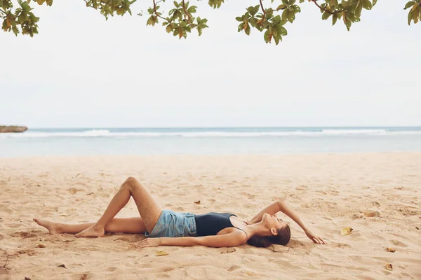 Açık Hava Kadını Kaygısız Bronz Tenli Tatil Modeli Kumsal Kızı — Stok fotoğraf