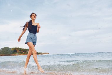 Kadın yaşam tarzı günbatımı seyahati yaz tatili eğlenceli bikini doğası genç uçuş dalgası deniz tatili seksi plaj gülümsemesi