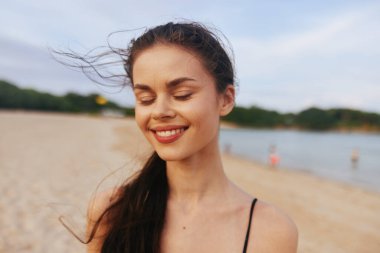 Genç bir kadın serbest güneş yaşam tarzı seyahat ediyor. Su kızı tatil yapıyor. Kumsalda tatil yapıyor.