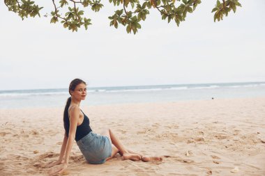 Kadın kum modeli özgürlük deniz tek başına gülümse seyahat et kaygısız kız güneşlen beyaz kumsal seksi rahatla doğal yetişkin