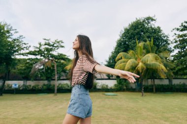 Kadın tişörtü, güneş saçı, özgürlük yaz, uzun insan, tasasız doğal meditasyon, gün batımı gülümseyen hipster, güzel yaşam tarzı, doğal eğlence.