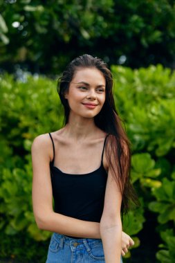 Gülümseyen kadın gülümseyen kız özgürlük çim tişörtü sağlık doğa yaşam tarzı güzellik çantası yaz yürüyüşü güzellik çayırı