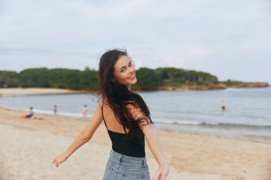 Güzel kot kız sahil özgürlüğü yaşam tarzı tatil Kafkas okyanusu doğası fotokopi-uzay güneş ışığı yaz gülüşü plaj elbisesi