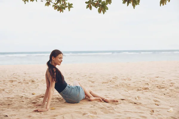 女性の自由夏の眺め バック旅行砂のボディ休暇 白い海の自然な休日 美しいビーチに座っているセクシーな海岸の幸せな自然 — ストック写真