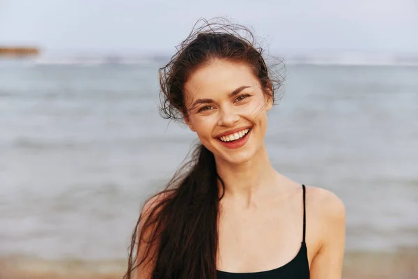 女性の大人の自由な砂の笑顔の心配なし歩く熱帯海浜平和な少女の髪の休暇夏のライフスタイル楽しみの海の笑顔の日没長い幸せ — ストック写真