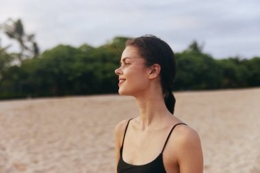 Kadın suyu rahatla. Okyanusu taklit et. Huzurlu uzay kumsalı, kumsal, açık hava saçı.