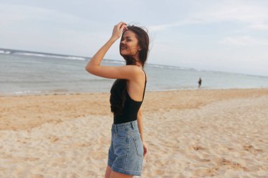 Boş zamanlarında kadın gökyüzü, deniz, deniz, kumsal, güneş, kumsal, tatil, deniz, tropik yaz, uzun saç, deniz.