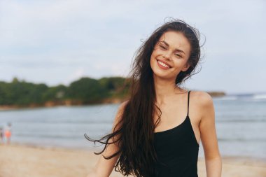 Kadın yaşam tarzı okyanus kumsalda koşuyor gülümsüyor yaz kıyılarında genç kaygısız saçlar gülümsüyor tatil mutluluğu uzun gün batımı yolculuk sahili kopyaları güzel