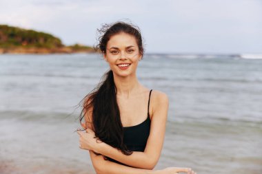 Kadın kum suyu uzun elbise günbatımı seyahat gökyüzü fotokopi-uzay saç tatil kız plaj yaz deniz serbest gülümseme Kafkas doğa yaşam tarzı okyanus