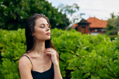Güzel bir kadın doğal güneş tişörtü sağlıklı yaşam tarzı şapka meditasyonu mutlu yaz yürüyüşü açık hava çantası özgürlük gülümseyen hippi çayırı