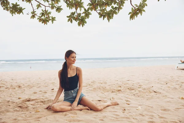 Γυναίκα Ενηλίκων Διακοπές Lifestyle Παραλία Συνεδρίαση Πρόσωπο Όμορφο Κορίτσι Φύση — Φωτογραφία Αρχείου