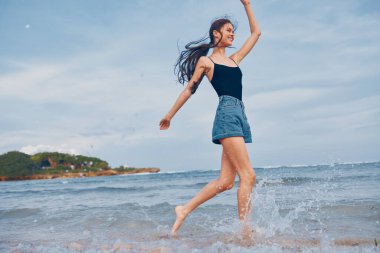 Kadın deniz aktif bikini aktivitesi genç okyanus yürüyen güneş yaşam tarzı günbatımı plaj gülümsemesi yaz aylarında kaygısız mutluluk koşusu