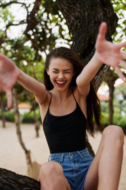 Ufuk çizen kadın. Ağaç tatilinde oturan kadın gökyüzü güzellik bikinisi. Yaz modeli mutluluk tepesi rahatlama yaşam tarzı.