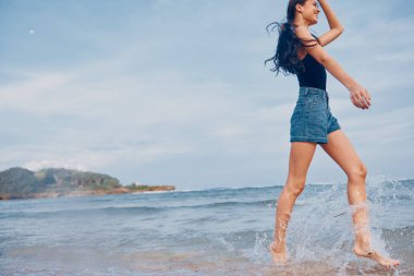 Gülümseyen kadın eğlenceli seyahat mutlu günbatımı bikinili insan deniz kumsalı mutluluğu genç bayan aktivitesi gülümseme boş zaman koşu tarzı yaz özgürlüğü