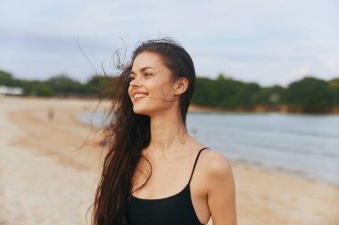 Uzay elbisesinden hoşlanan kadın... rahat jean okyanus kumsalı gülümsemesi... mutlu yolculuk... günbatımı... tropik tatil... yaz yaşam tarzı... ve güzel deniz.