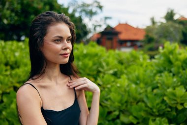 Güzel kadın siyah t-shirt özgürlüğünün tadını çıkar. Güzellik, günbatımı, güneş, gülümseyen çayır, meditasyon, genç kadın, doğa, yaz yürüyüşü.