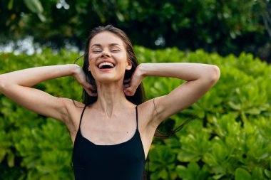 Moda kadını çizgili güzel bali doğalı mutlu güneş yaşam tarzı güzel güneşli tişört özgürlük kaygısız gülümseme gündüz parkı yaz