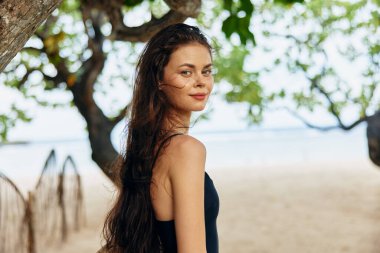 Kadın uzay doğası gün batımı özgürlük kadın tatil kopyası saçlar yaz gökyüzü plajı genç deniz elbisesi uzun seyahat gülümseme ve mutluluk okyanusu