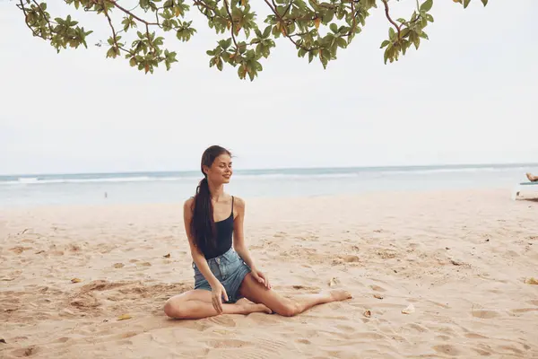 Жінка Узбережжі Посмішка Сексуальний Відпочинок Пляж Природа Засмаглий Пісок Літо — стокове фото