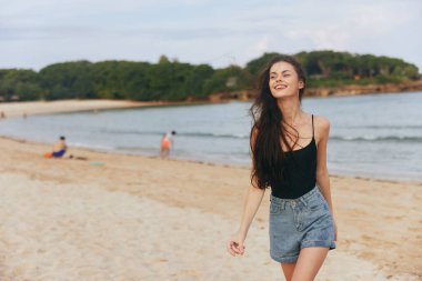 Kadın uzun yaşam tarzı yaz yürüyüşü kız deniz kumsalı gülüşü okyanus açık hava kumsal saçı güneş ışığı rahatlama kişi gün batımı genç serbest tatil