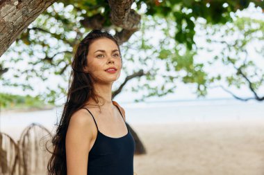 İnsan doğası, güneş ışığı, eğlence, yaz, okyanus, yürüyüş, gülümseme, tropik tatil, plaj, huzur içinde tatil.