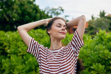 Tişört kadın çayır sessiz park yürüyüş doğa kaygısız aktif kişi uzun saç genç özgürlük yaz meditasyonu rahatlama yaşam tarzı güzel
