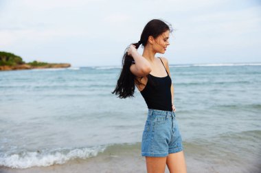 Kadın doğa kadın okyanus gülümseme yaşam tarzı su serbest deniz yaz saçı mutlu seyahat kumsal elbisesi ve insan gün batımı