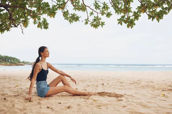 Yalnız Bir Kadın Güzel Bir Kadın Çekici Kumsalda Oturuyor Tropikal — Stok fotoğraf