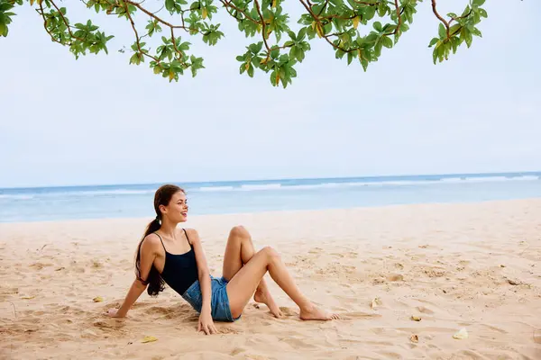 Yetişkin Güzellik Mankeni Kız Plajda Oldukça Uzun Bir Tatil Saçı — Stok fotoğraf