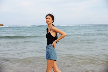 Tatil kadını su güzelliği açık deniz yaşam tarzı... genç okyanus insanı... huzurlu sahil... günbatımı... kadın özgürlüğü...