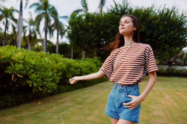 Doğa sağlığı mutluluğu tasasız yürüyüş günbatımı t-shirt özgürlük kız siyah mutlu gülümseyen çanta yaz moda parkı genç doğal yaşam tarzı