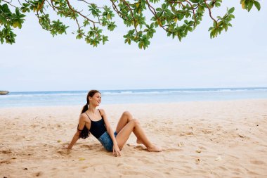 Kaygısız özgürlük güzel moda denizi rahatla okyanus seyahati yalnız yaşam tarzı yaz tatili gülümse tatil ve deniz suyu