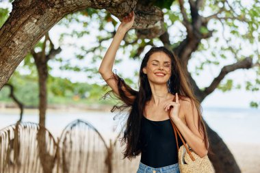 Kadın yaz tatili okyanus beyaz yürüyüş yaşam tarzı gülümseme uzay kıyısı rahatlama genç kumsal elbisesi tatil tatil kopyası deniz eğlencesi doğa