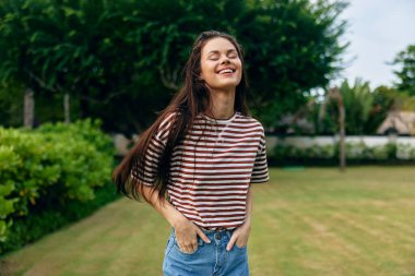 Joy Woman rahatla kız doğal yaşam tarzı özgürlük güzel yaz tişörtü uzun park saç portresi doğa çantası siyah açık hava gülümsemesi