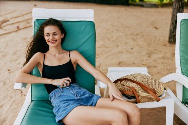 Okyanus kadını genç kum yaşam tarzı yalan söyleyen kız deniz seyahati tatil gözlüğü dinlenme tesisi dinlenme yeri yaz plajı gülümseyen Kafkas çekici güneşi