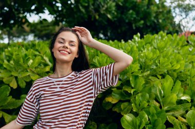 Uzun kadın saç portresi yaz yürüyüşü hipster yaşam tarzı eğlence sağlık mutluluk doğa parkı tişörtü çimen insanı gülümseme sessiz özgürlük
