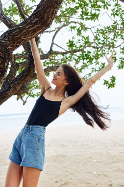 Asılı kadın saçı yaz ağacı güzel tepe tatil cenneti doğası ve tatil denizi rahatla okyanus kenarında uzun süre mutlu bir şekilde otur.