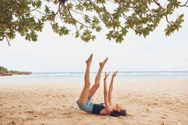 自然女性旅行モデルリラックス長い髪の海の笑顔ビーチ美容若い夏の自由ライフスタイルの休暇座って海のボディガール砂の海岸 — ストック写真