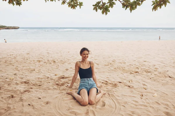 Kadın Bronzlaşmış Modeli Gülümseme Yaşam Tarzı Görünüm Deniz Plajı Sırt — Stok fotoğraf