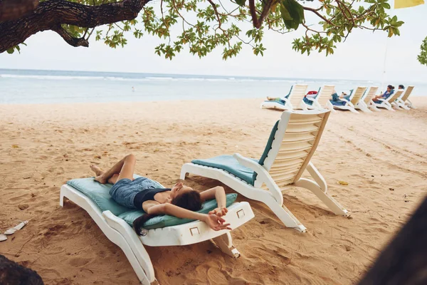 女性の休日 長い海の砂のリゾートの人 美しい椅子の海 笑顔の水着 座っている髪のライフスタイル 青いエキゾチックな休暇 ビーチ旅行日当たりのビーチ — ストック写真