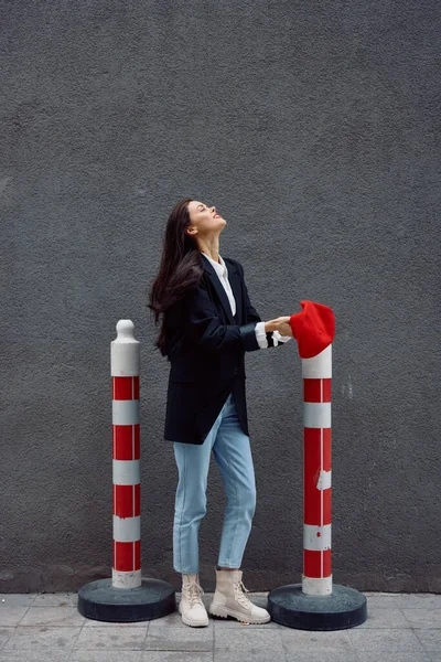 Fashion Woman Standing Street Front City Road Works Tourist Stylish — Stock Photo, Image
