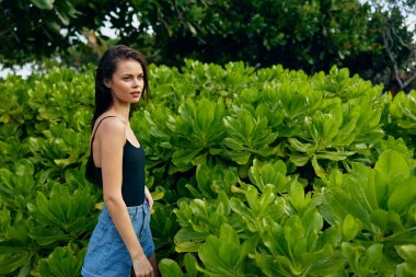 Çizgili kadın tişörtü kadın yürüyüş günü güzel çimen özgürlük yaşam tarzı sessiz doğa keyfi portre parkı yazının tadını çıkar