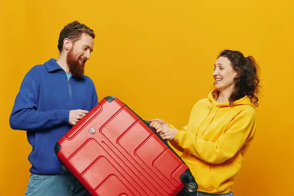 Γυναίκα Και Άντρας Χαμογελαστοί Βαλίτσες Στο Χέρι Κίτρινη Και Κόκκινη — Φωτογραφία Αρχείου