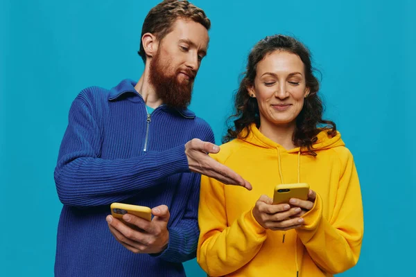 Femme Homme Couple Joyeux Avec Des Téléphones Dans Leurs Mains — Photo