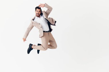 Yetişkin adam modeli mutlu izole edilmiş iş adamı işi ayakta duran erkek zafer koşucusu gözlüklü bej renkli tişört kazanan kişi gülümsüyor.