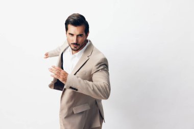 Erkek işi zafer kazanan kendine güvenen iş adamı gözlüklü kol çalıştırma fikri yetişkin bej portresi mutlu izole edilmiş iş adamı kıyafeti