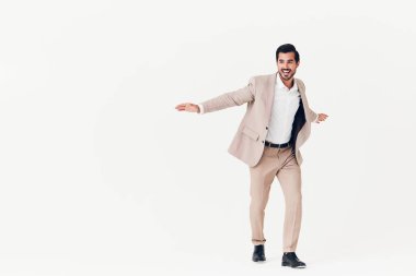 İş adamı gömleği giyen iş adamı kendinden emin atlama işi gülen takım elbise mutlu model kazanan çekici uçan başarı gülümseyen kollar bej rengi.