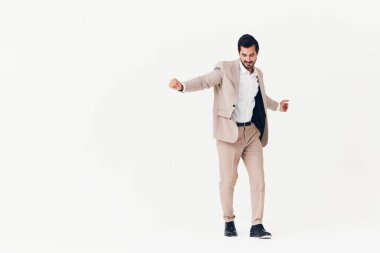 Neşeli adam bej renkli başarı şık iş kıyafeti mutlu stüdyo atlayışı gülümseyen iş adamı model iş adamı zafer erkek gömleği