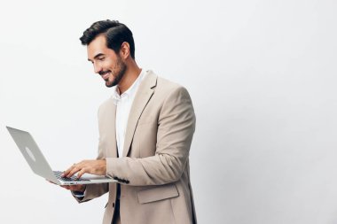 Adam sakallı, serbest çalışan, internet yazan, mutlu insan portresi, kopya uzay giysisi dizüstü bilgisayar bej ofis müdürü iş adamı, beyaz.