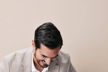 El adam kendine güvenen zafer fikri kazanan erkek stüdyo modası bej takım elbiseli iş adamı beyaz iş adamı başarılı izole edilmiş sakal mutlu